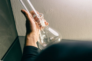 How Does a Bong Work? Benefits and Risks